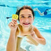 Cubos luminosos con personaje amarillo