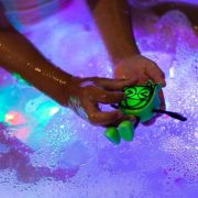 Cubos luminosos con personaje verde