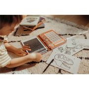 Tableta de dibujo érase con plantillas para calcar.