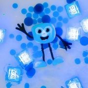 Cubos luminosos con personaje azul