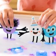 Cubos luminosos con personaje azul