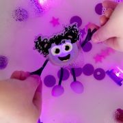 Cubos luminosos con personaje lila