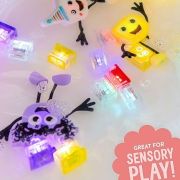 Cubos luminosos con personaje lila